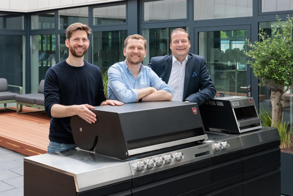 Ihr Grill-Startup treten die Gründer Nils Wilde (l.) und Alexander Luik (m.) nun vollständig an Miele ab. Rechts zu sehen ist Miele-Manager Gernot Trettenbrein. - Copyright: Miele