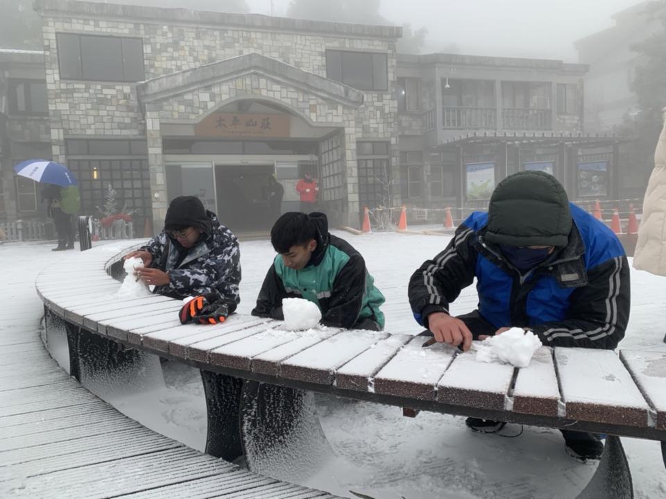 太平山國家森林遊樂區21日深夜降下今年入冬以來首場瑞雪，園區22日清晨出現一片雪白的美麗景色，遊客們堆起雪人，迎接冬至白雪。（圖／農業部林業及自然保育署宜蘭分署提供）