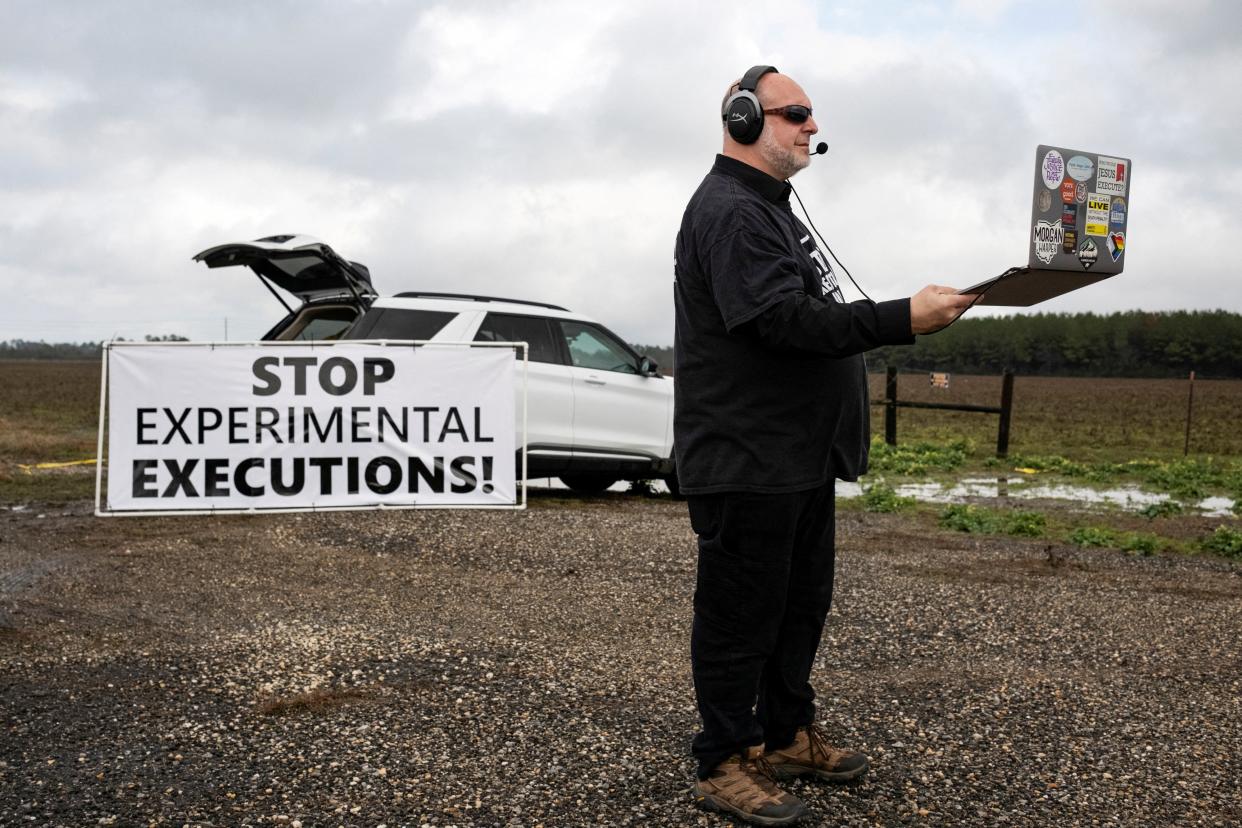 Co-founder and executive director of Death Penalty Action Abraham Bonowitz outside the penitentiary (REUTERS)