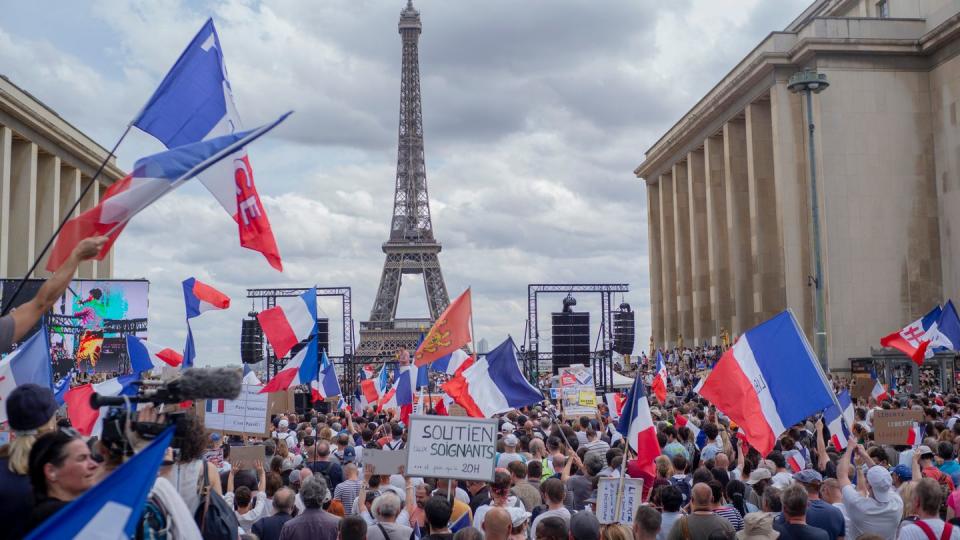 Protest am Trocadero-Platz in Paris gegen die von der Regierung geplanten Corona-Verschärfungen.