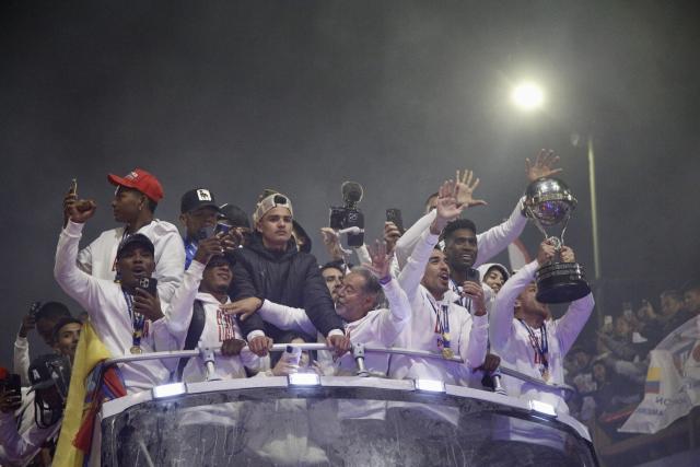 Liga de Quito celebra su segunda Copa Sudamericana en una caravana