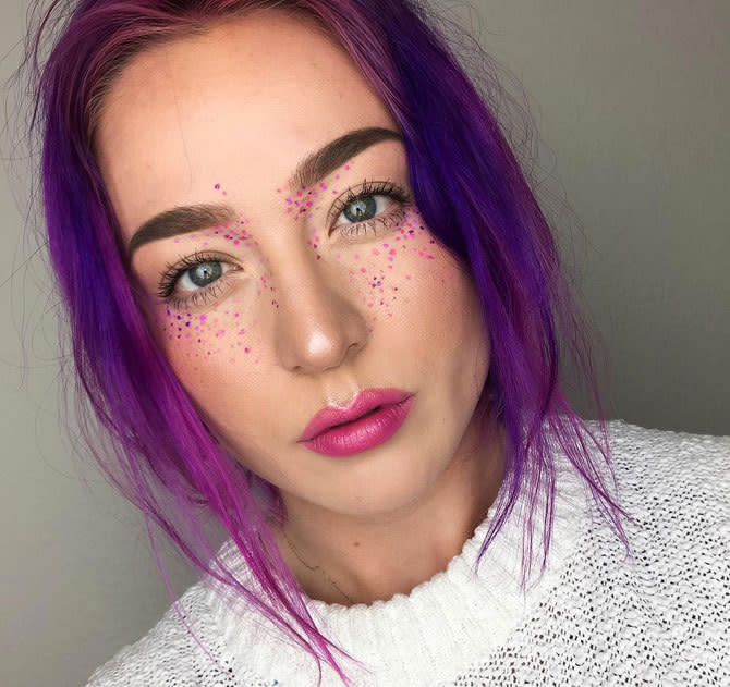 Beauty-Verrückte überall auf der Welt zeigen sich momentan mit sogenannten „Rainbow Freckles“ (dt.: Regenbogen-Sommersprossen). Das bunte Konfetti-Make-up wirkt wie ein frischer Sprühregen und verzaubert das Gesicht in ein feenhaftes Antlitz.