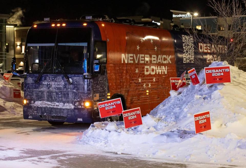 Un autobús de gira perteneciente al superPAC Never Back Down se ve fuera de The District Venue antes del inicio de un mitin de Ron DeSantis, el domingo 14 de enero de 2023, en Ankeny, Iowa. DeSantis esperaba tener una buena actuación en los caucus de Iowa.