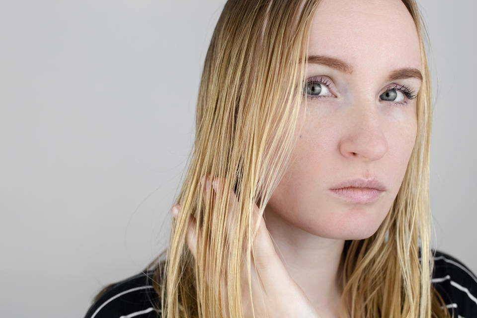 Para controlar el cabello graso es muy importante distanciar las lavadas, porque a mayor cantidad o frecuencia de lavado, más grasas vas a generar. (Getty Creative)