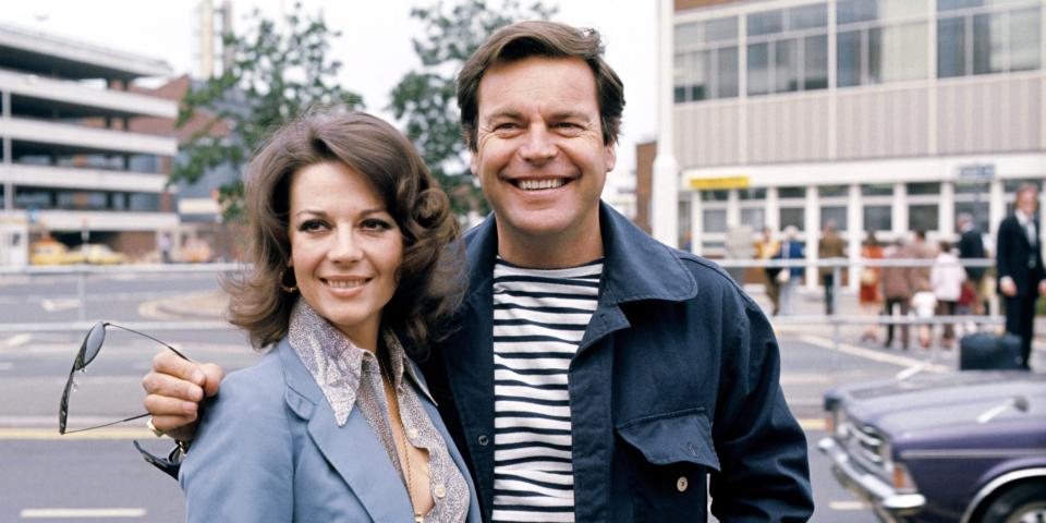 Natalie Wood and Robert Wagner pose for a picture.