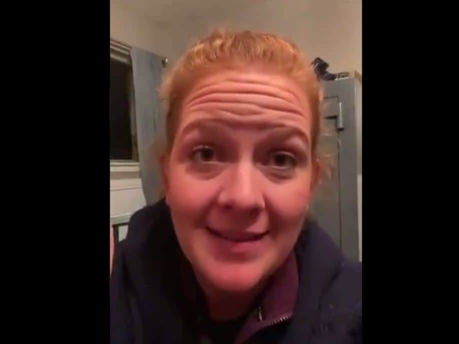 <p>Video que muestra a Jenny Louise Cudd, presunta alborotadora del Capitolio.</p> (@Shannonrwatts / Twitter)