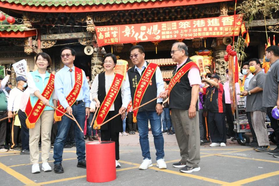 彰化縣長王惠美、市長林世賢、進香總理及民代一起為南瑤媽起駕點燃起馬炮。（記者曾厚銘攝）