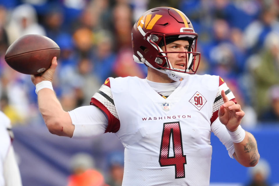 4 de diciembre de 2022;  East Rutherford, Nueva Jersey, Estados Unidos;  El mariscal de campo de los Washington Commanders, Taylor Heinicke (4), pasa el balón contra los New York Giants durante la segunda mitad en el MetLife Stadium.  (Foto de Rich Barnes/USA TODAY Deportes)