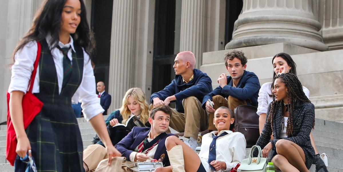 The First Pics From the New 'Gossip Girl' Reboot Just Dropped, and the Cast  Is Sitting on the Met Steps (!!!)