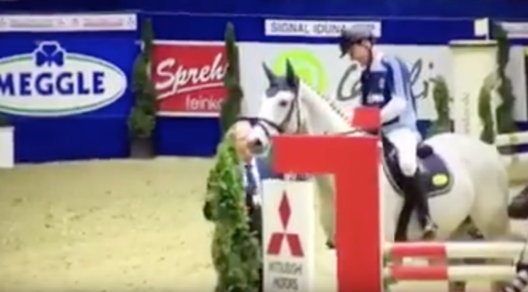 Ein Schalke-Fan in der Dortmunder Westfalenhalle (Bild: Screenshot YouTube)