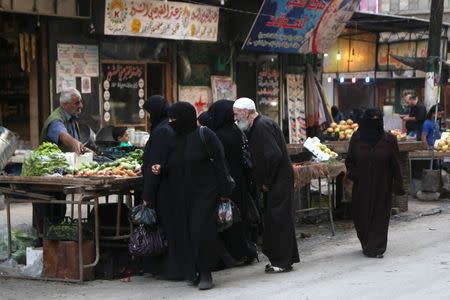 A street vendor sells produce along a street in Aleppo's Bustan al-Qasr neighborhood, Syria October 14, 2015. REUTERS/Hosam Katan