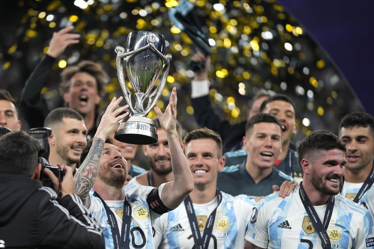 Lionel Messi levanta el trofeo: una victoria que le da más fuerza a la selección