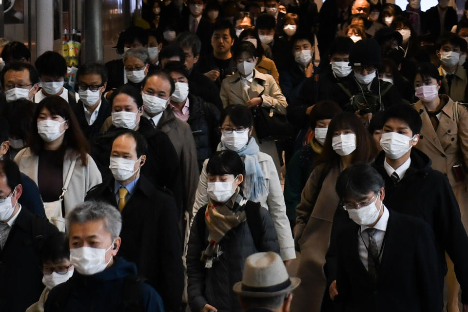 Un hombre con mascarilla se posa en los bolardos ubicados afuera del Museo de Louvre en París, justo antes de que entraran en vigor las nuevas órdenes de distanciamiento social, el 17 de marzo de 2020. (Andrea Mantovani/The New York Times)