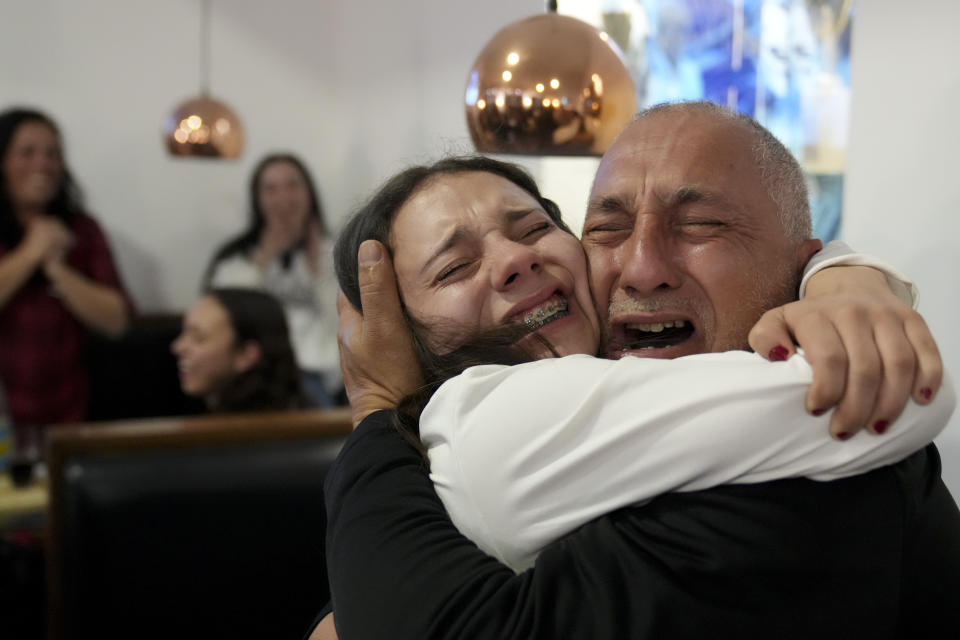 Aficionados de Uruguay celebran la victoria de su equipo ante Brasil en penales en los cuartos de final de la Copa América, en un bar en Montevideo, Uruguay, el 7 de julio de 2024. (Foto AP/Matilde Campodonico)