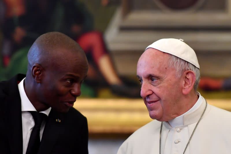 Foto de archivo del Papa Francisco hablando con el presidente de Haiti, Jovenel Moise, en una audiencia en el Vaticano