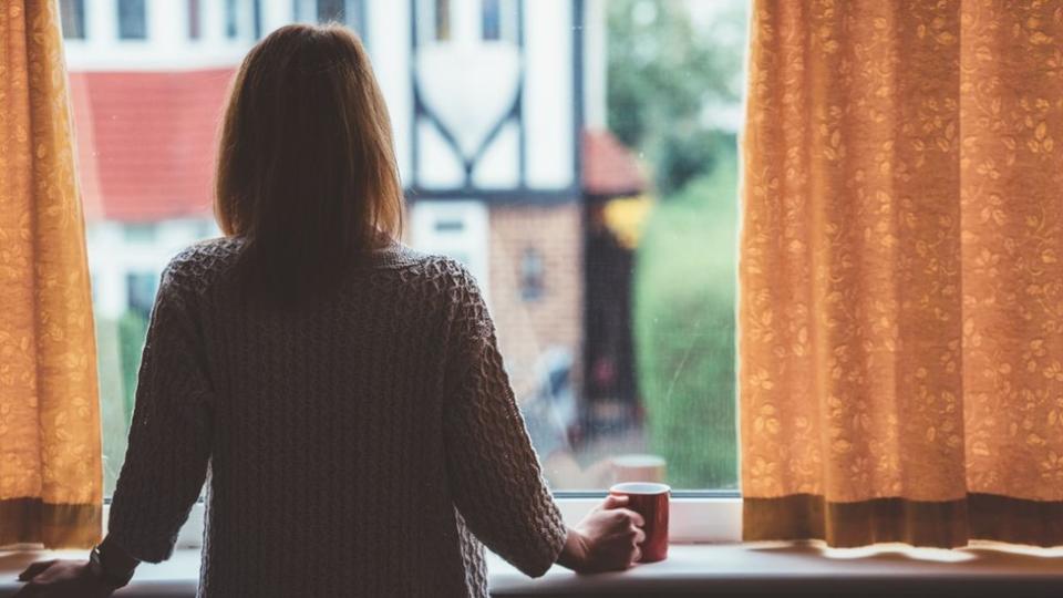 Mujer en una ventana.