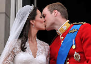 <p>Es war die Traumhochzeit der letzten Jahre: Am 29. April 2011 heirateten Prinz William und Catherine Elizabeth Middleton. Bei dem anschließenden, obligatorischen Kuss auf dem Balkon des Buckingham-Palastes tobte die Menge. (Bild: ASSOCIATED PRESS/AP Photo) </p>