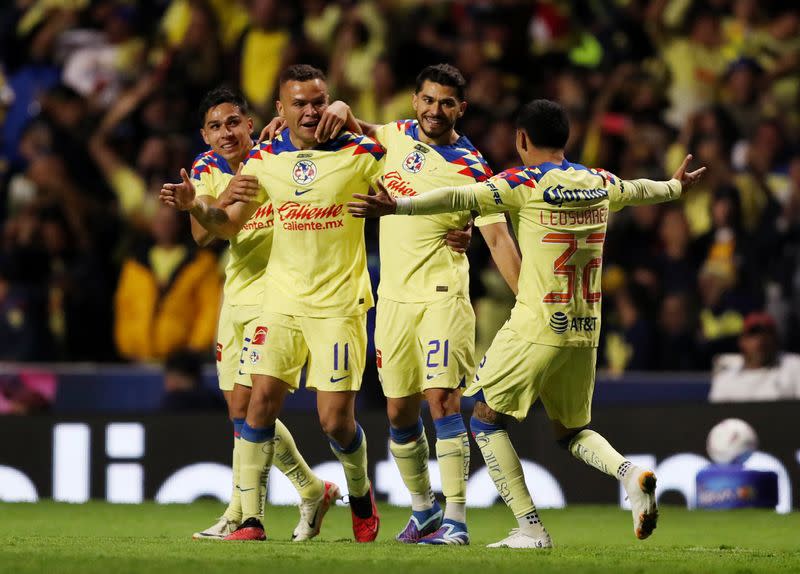 Foto de archivo de jugadores del América celebrando tras anotar un gol en partido del torneo mexicano