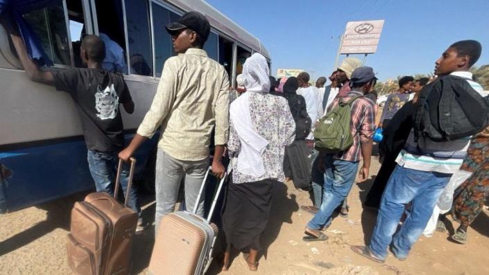 Menschen versammeln sich am Bahnhof, um während der Zusammenstöße zwischen den paramilitärischen Rapid Support Forces und der Armee in Khartum, Sudan, am 19. April 2023 aus Khartum zu fliehen.