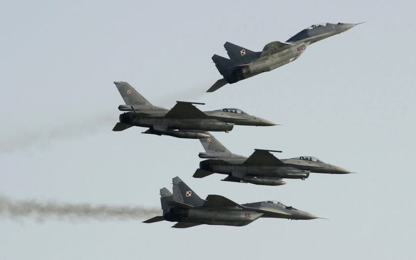 ARCHIVO - Dos aviones de combate MiG-29 de la fuerza aérea polaca vuelan en Radom, Polonia, el 27 de agosto de 2011. (AP Foto/Alik Keplicz, Archivo)