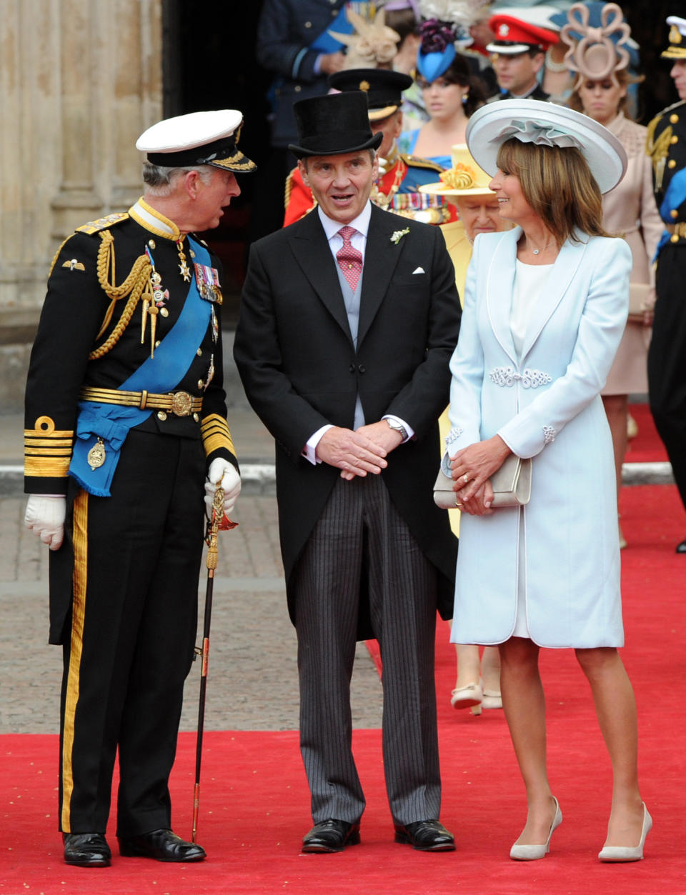 Michael und Carole Middleton haben mit ihrer Kleidung bei der Hochzeit ihrer Tochter Catherine 2011 alles richtig gemacht. Links neben ihnen steht Prinz Charles in seiner Militärsuniform. (Bild. Getty Images/Carl de Souza/AFP)