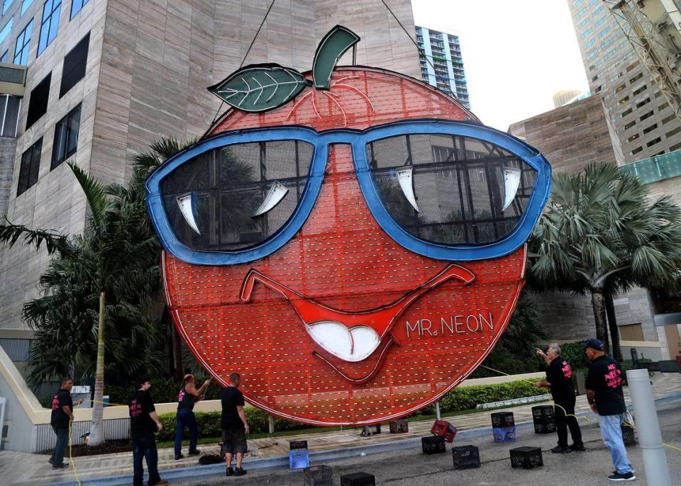 Una mirada a Big Orange cuando la mascota de neón se subió a un hotel en años pasados.