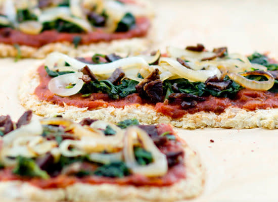 <strong>Get the <a href="http://www.lmichellek.com/2012/09/cauliflower-crust-bacon-pizza.html">Cauliflower Crust Bacon Pizza Recipe</a> by L. Michelle</strong>