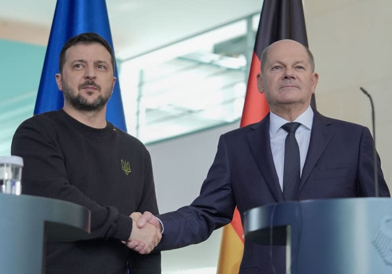 German Chancellor Olaf Scholz (R) takes part in a press conference alongside President of Ukraine Volodymyr Zelensky. Scholz has reaffirmed Germany's solidarity with Ukraine in a phone call with Ukrainian President Volodymyr Zelensky. Michael Kappeler/dpa