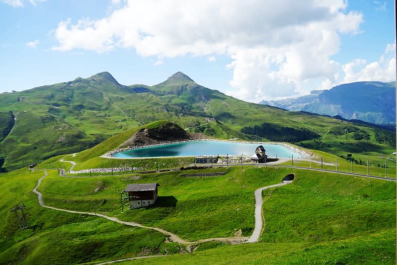 登上少女峰山頂必經的火車站～小夏戴客（Kleine Scheidegg）