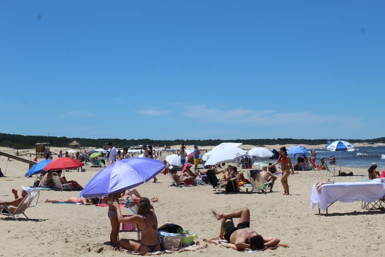 La playa Brava de José Ignacio repleta de turistas, el 27 de diciembre