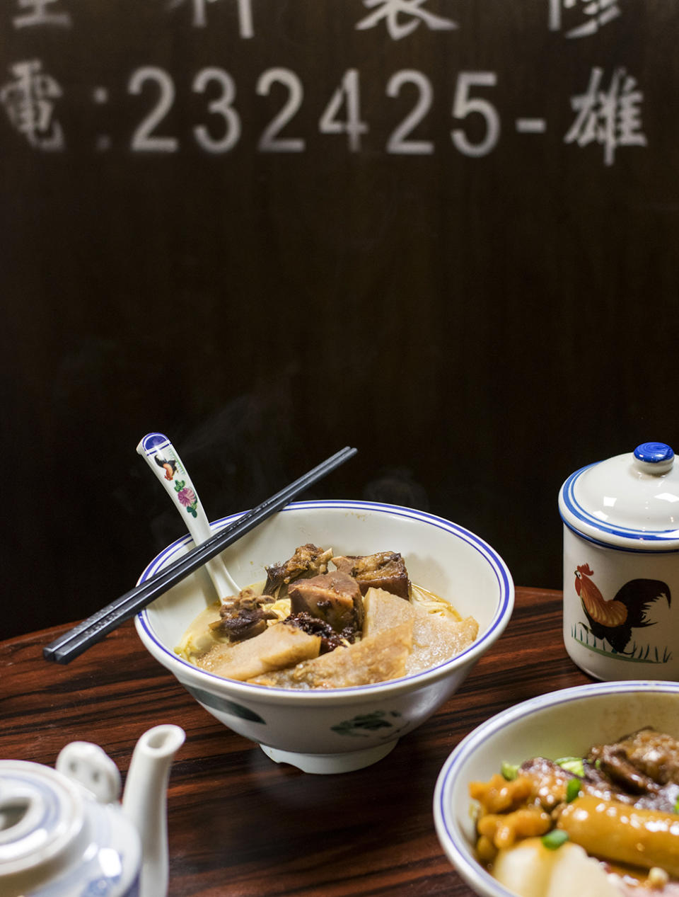 元朗美食︱元朗老馮茶居開同名車仔麵店！$45三餸麵 配料竟有古法柚皮麻辣羊腩