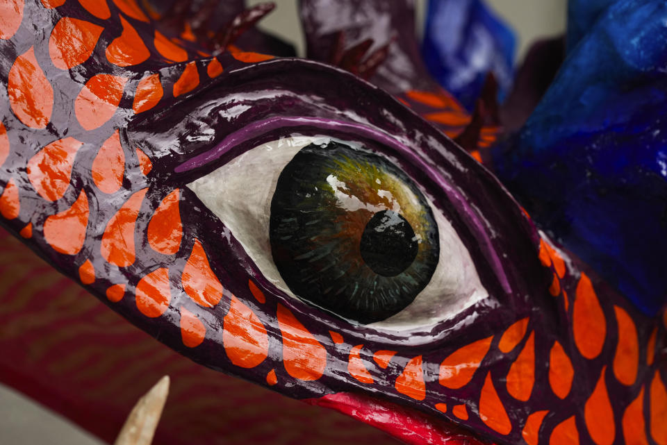 Un detalle de un alebrije creado por el artista mexicano Israel Mondragón, en su taller para el desfile anual en Ciudad de México, el jueves 19 de octubre de 2023. Los alebrijes representan criaturas fantásticas y están hechos de cartón pintado con llamativos colores. (AP Foto/Fernando Llano)