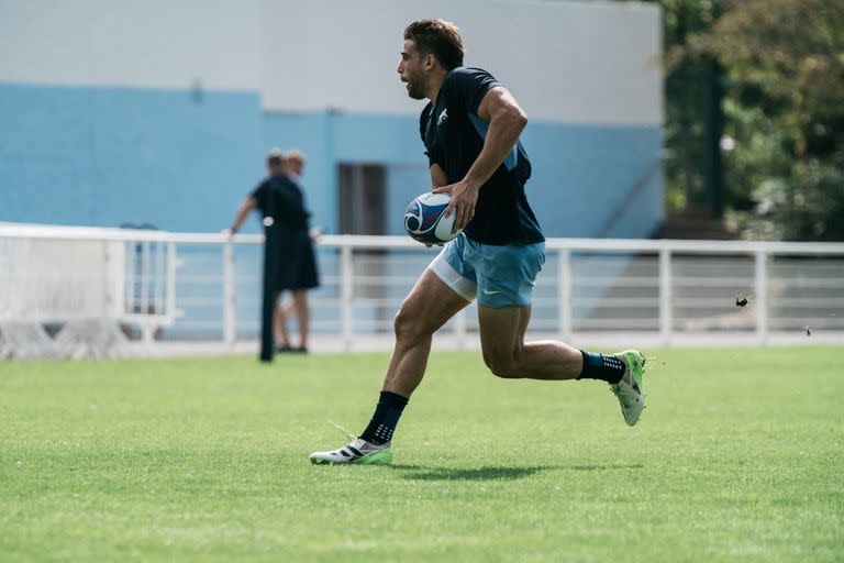 Los Pumas se entrenan en un centro de entrenamiento pintado de celeste y blanco para recibirlos