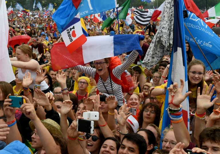 Pilgrims greet Pope Francis arriving at Blonia Park on July 28, 2016 in Krakow for the welcoming ceremony of the World Youth Days (WYD