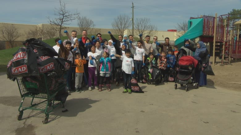 Syrian refugees clean Ottawa park to say thank you to community that welcomed them