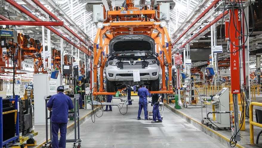 Una de las fábricas en el país, en la producción de camionetas.