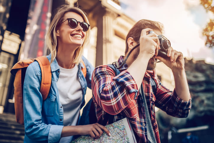 Conocer lugares y personas nuevas ayudaría a tu función cognitiva. Foto: Vasyl Dolmatov/iStock