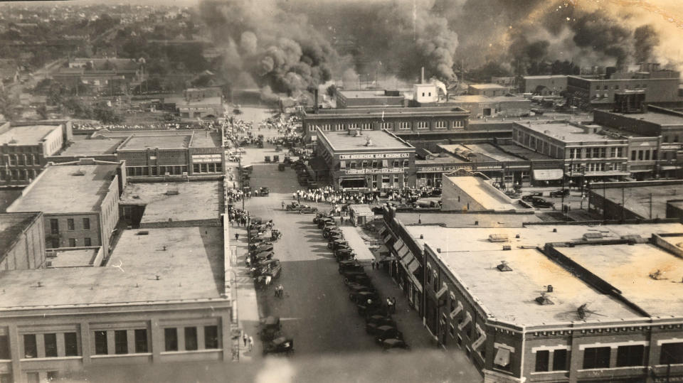 Crowds of people watching the fires on June 1, 1921 in Tulsa, Okla., looking from Cincinnati Ave. from 2nd St. to Detroit Ave. (Department of Special Collections, McFarlin Library, The University of Tulsa)