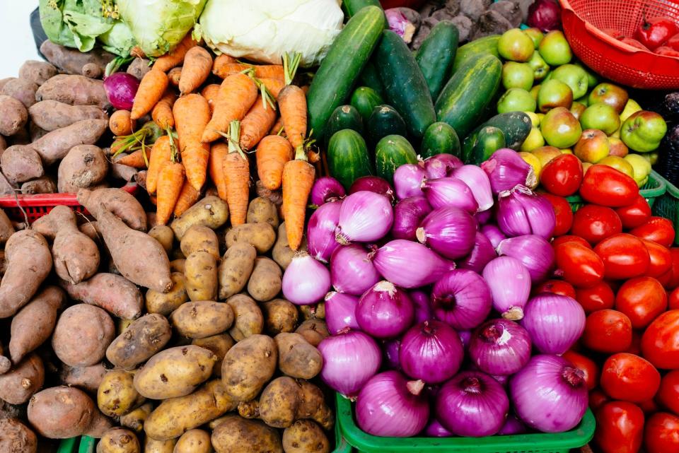 <p>Bestimmte Obst- und Gemüse-Sorten halten sich länger und können auch im Ferienhaus gelagert werden. Dazu zählen Äpfel, Karotten, Kürbis, Pastinaken, Sellerie und Kohl. Mit einer Gefriertruhe im Ferienhaus kann zusätzlich ein Vorrat an gefrorenen Beeren sowie Fisch und Fleisch eingekauft werden. Für das folgende Ferien-Rezept wird entweder ein Brathähnchen frisch gekauft oder aufgetaut ... (Bild: iStock/Joerg Steber)</p> 