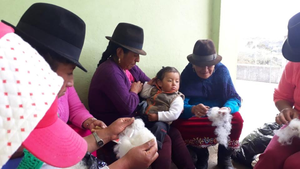 <span class="caption">The women and children involved in the Uncommoning in the Andes make up Asociación Ñucanchic Allpa Mamamanta Warmicuna.</span> <span class="attribution"><span class="source">(Monica Malo)</span>, <span class="license">Author provided</span></span>