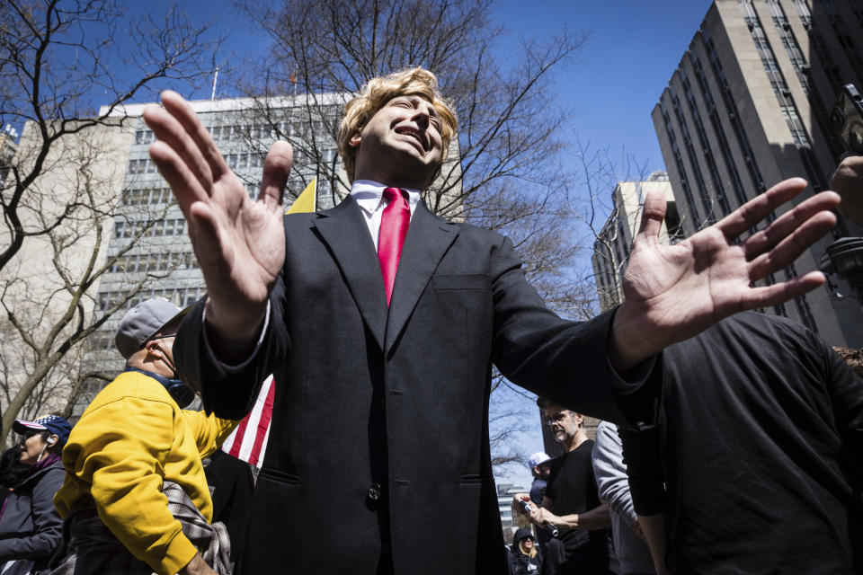 Un imitador de Donald Trump participa el martes 4 de abril de 2023 en una protesta celebrada en el parque Collect Pond, frente a la fiscalía de Manhattan, en Nueva York. (AP Foto/Stefan Jeremiah)