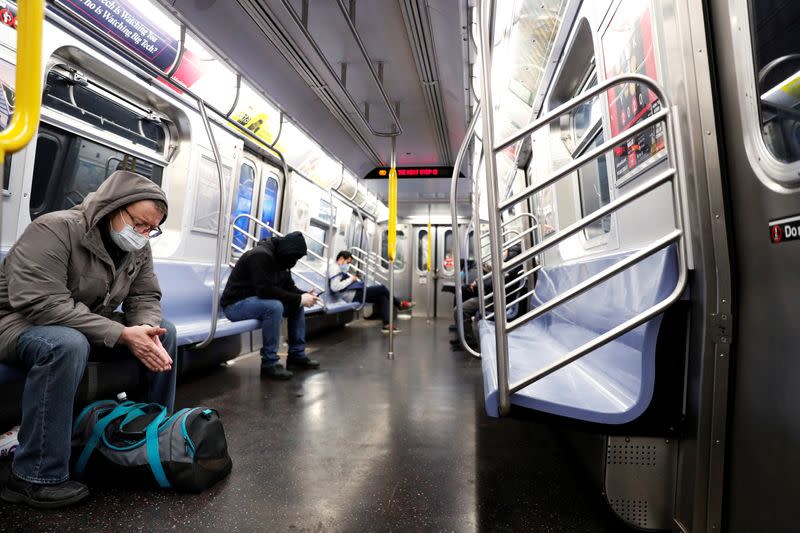 Una persona usa una mascarilla mientras viaja en el metro de la ciudad de Nueva York en medio del brote de la enfermedad por coronavirus (COVID-19) en el distrito de Manhattan, en Nueva York, EEUU