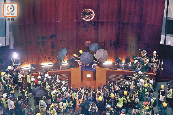 本月一日示威者大肆破壞立法會大樓。