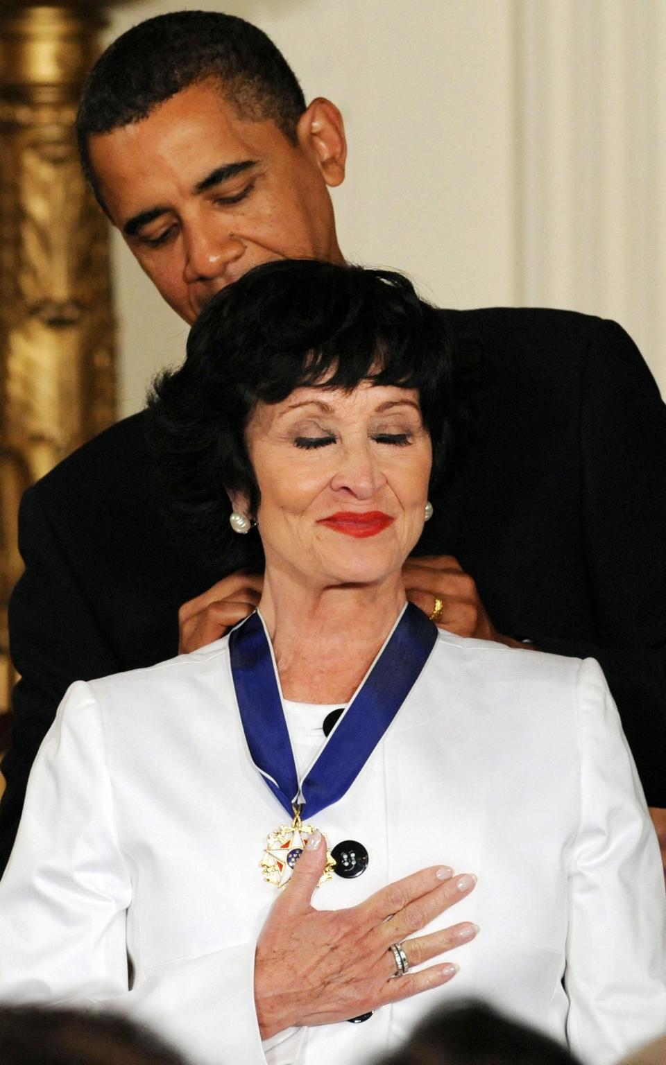 Η Τσίτα Ριβέρα λαμβάνει το Προεδρικό της Μετάλλιο Ελευθερίας από τον Μπαράκ Ομπάμα το 2009