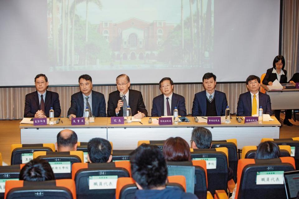 這次遴選將首度採認校務會議推薦投票，候選人得先跨過1/3票數的門檻。圖為前校長楊泮池在任時，主持校務會議場景。