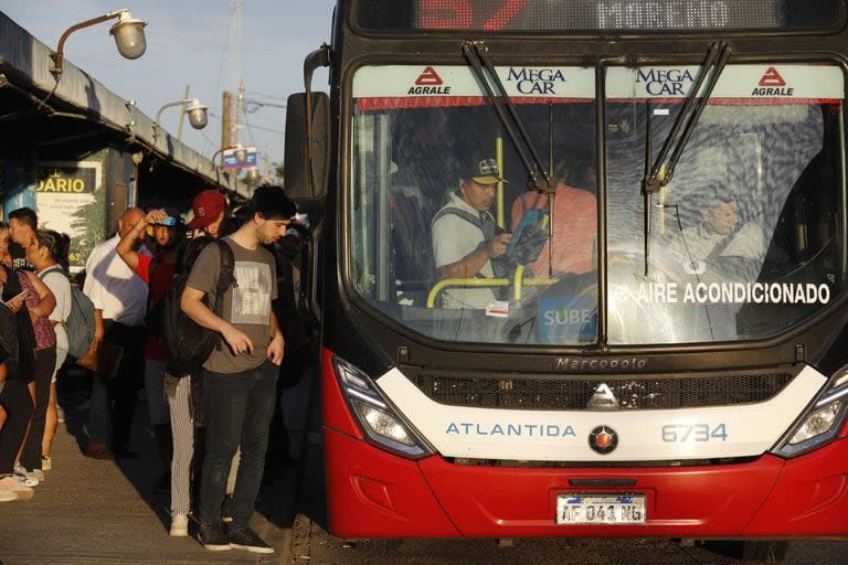 Colectivos repletos de gente por el paro de trenes