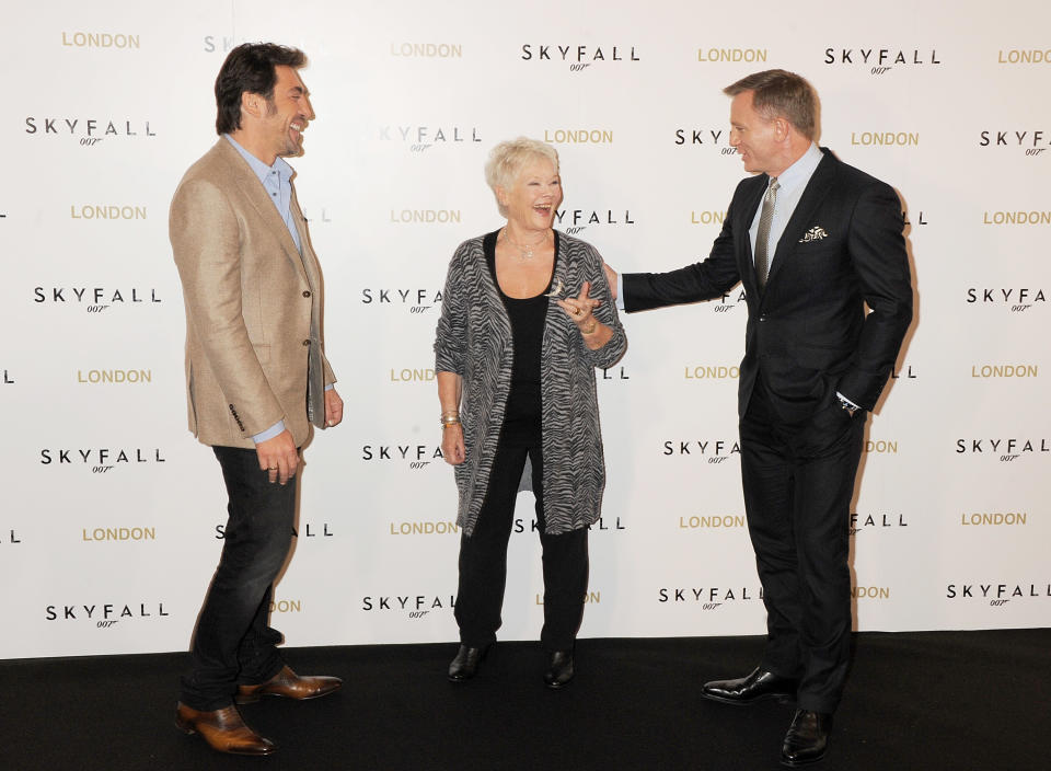 LONDON, ENGLAND - OCTOBER 22:  (EMBARGOED FOR PUBLICATION IN UK TABLOID NEWSPAPERS UNTIL 48 HOURS AFTER CREATE DATE AND TIME. MANDATORY CREDIT PHOTO BY DAVE M. BENETT/WIREIMAGE REQUIRED)   (L to R) Javier Bardem, Dame Judi Dench and Daniel Craig attend a photocall for the new James Bond film 'Skyfall' at The Dorchester on October 22, 2012 in London, England.  (Photo by Dave M. Benett/WireImage)