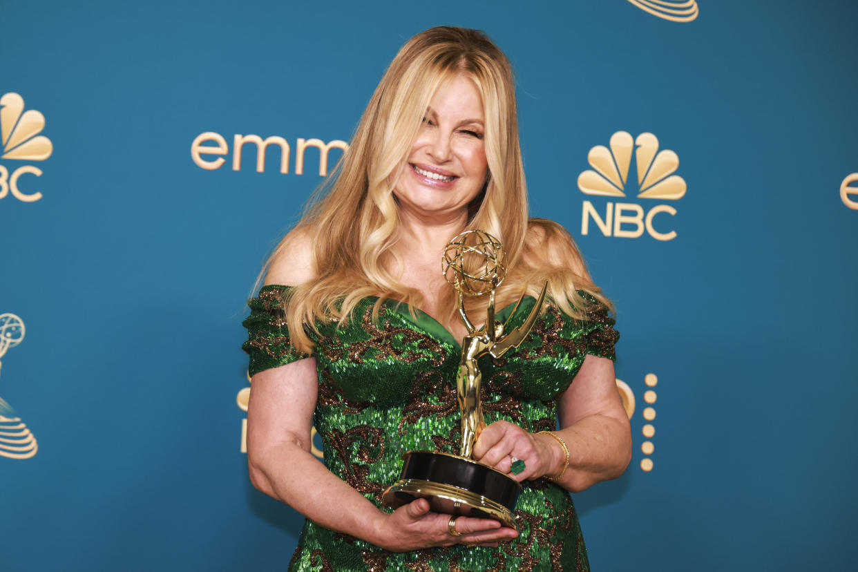 Jennifer Coolidge quien ganó su primer Emmy reveló que tuvo que ir a emergencias por usar autobronceador en aerosol. (Allen J. Schaben / Los Angeles Times via Getty Images)