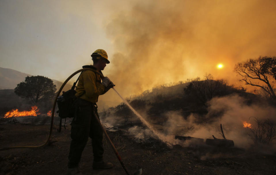 <p>A firefighter battles the wildfire in Santa Clarita. (AP Photo/Ringo H.W. Chiu)</p>