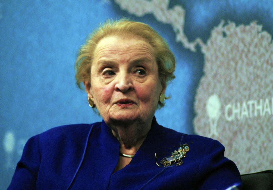 10.- Madeleine Albright (1937) fue la primera mujer en convertirse en secretaria de Estado de los Estados Unidos, después de ser embajadora de las Naciones Unidas. Desde la creación de esa oficina ninguna mujer había ocupado el cargo. Nacida en Praga se hizo ciudadana estadounidense en su juventud.